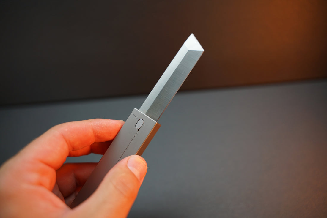 is titanium a good knife material