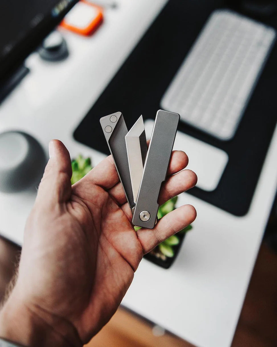 what is a gravity knife