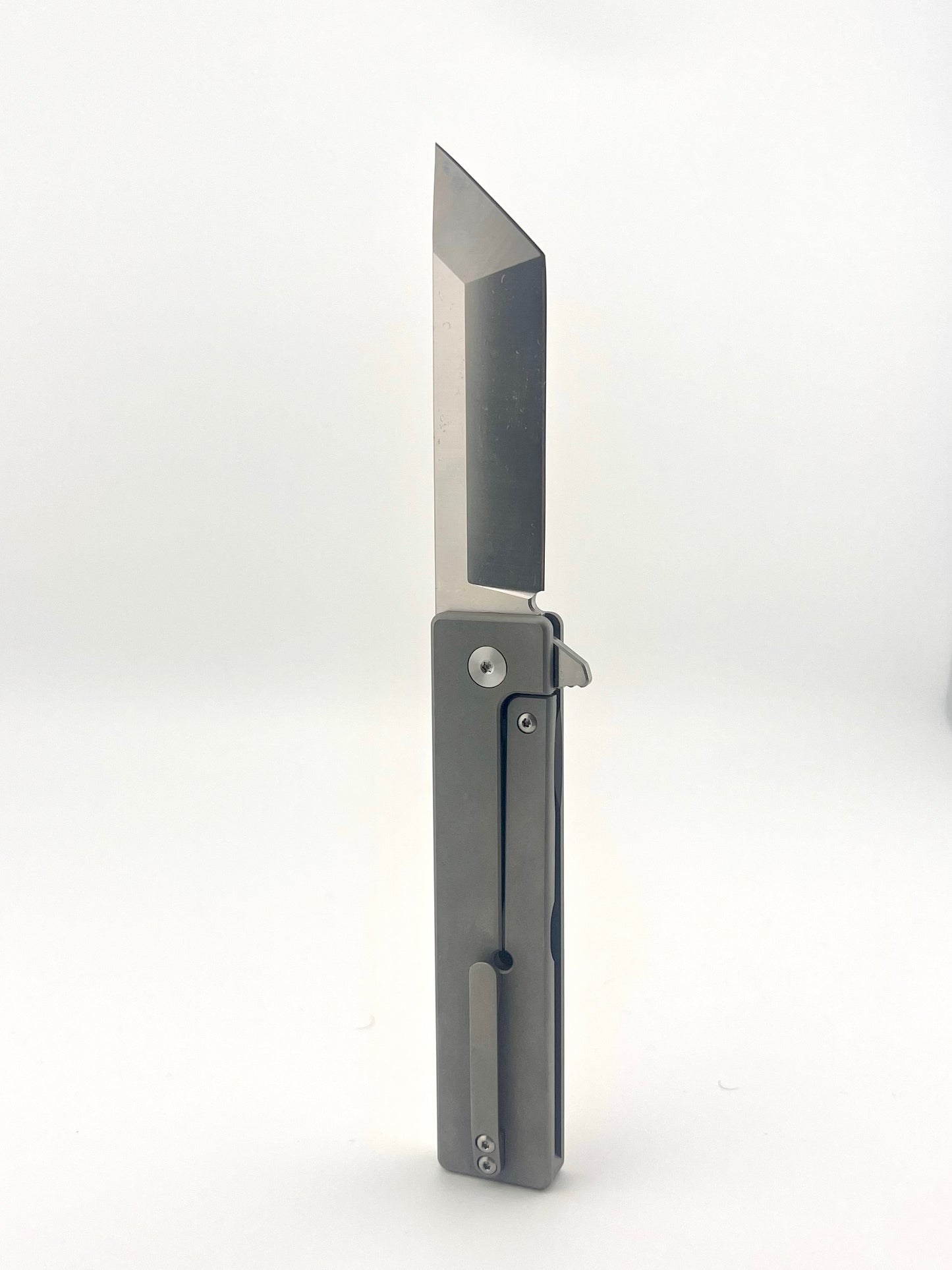 Vanguard : Titanium Assisted Opening Knife